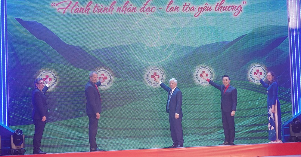 Các đồng chí lãnh đạo và các đại biểu thực hiện nghi thức phát động Tháng Nhân đạo cấp quốc gia năm 2025 1.JPG