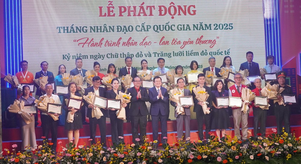 Đồng chí Trương Tấn Sang tặng bảng tri ân và hoa đến các đơn vị 10.JPG