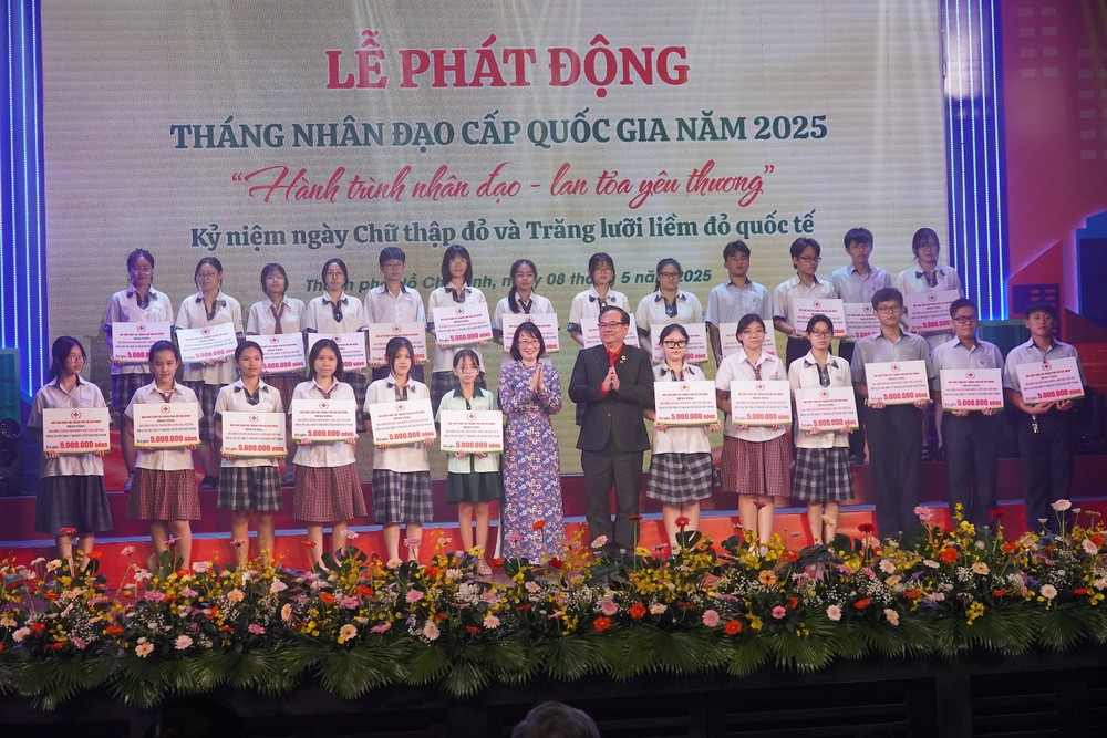 Các em học sinh vượt khó, học giỏi tại TPHCM được nhận học bổng 11.JPG