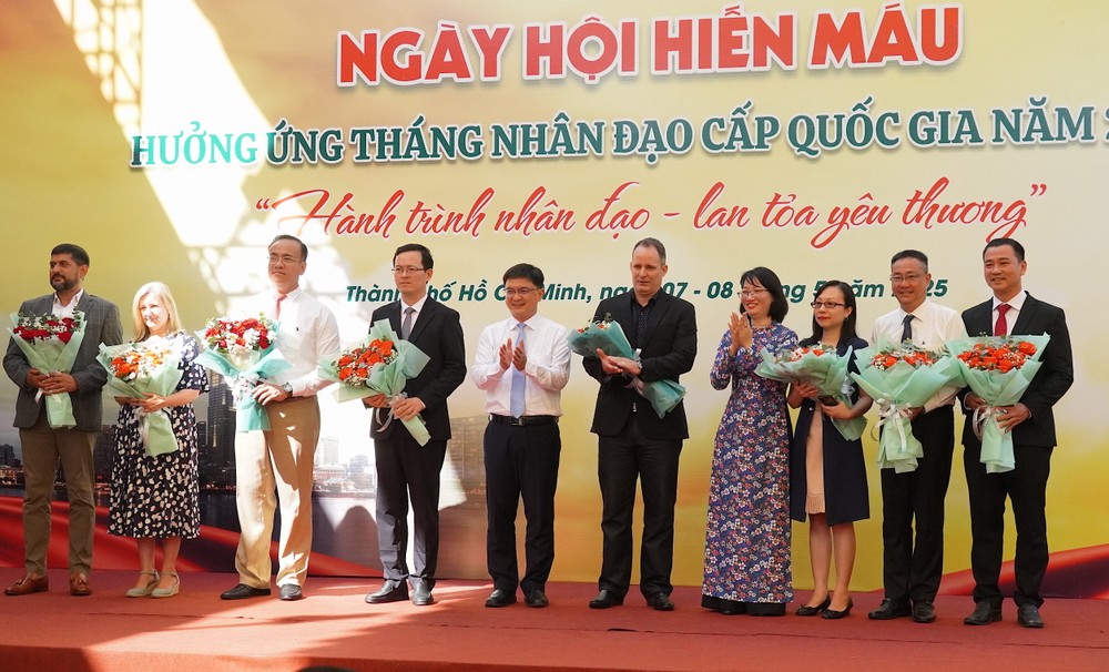 Đồng chí Nguyễn Mạnh Cường và Trần Thị Diệu Thúy tặng hoa tri ân các đơn vị, đại diện Lãnh sự quán các nước 4.JPG