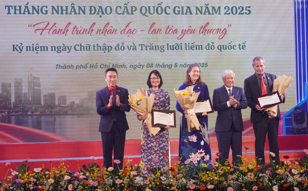 Đồng chí Đỗ Văn Chiến tặng bảng tri ân và hoa đến các đơn vị. 7.JPG