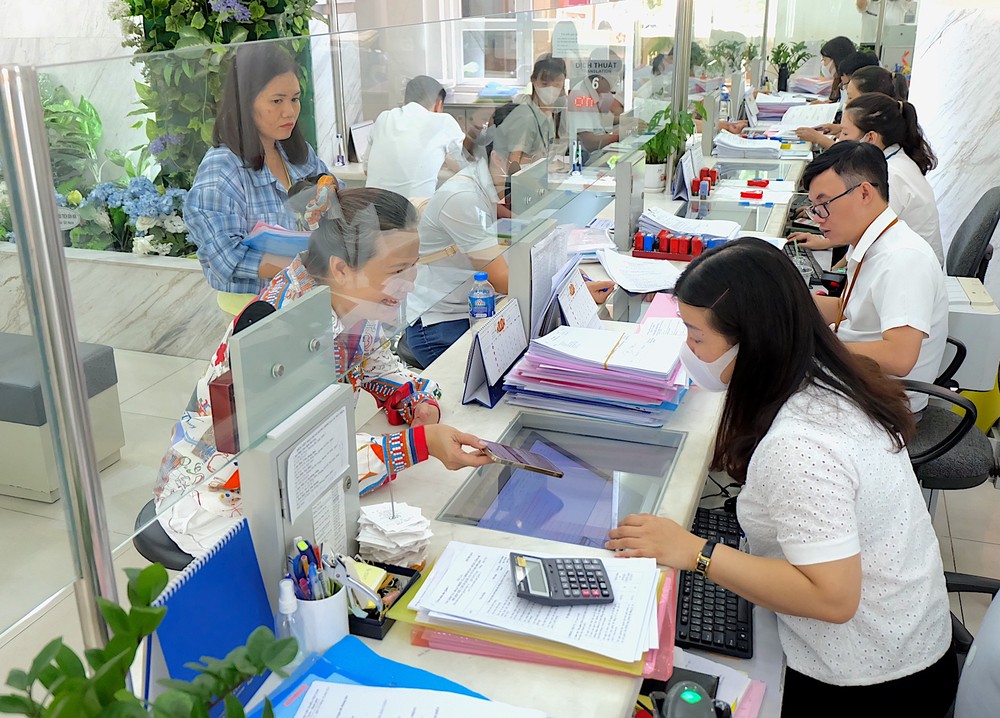 Công chức quận 1 (TPHCM) tiếp nhận và giải quyết thủ tục hành chính của người dân DSCF3561.JPG