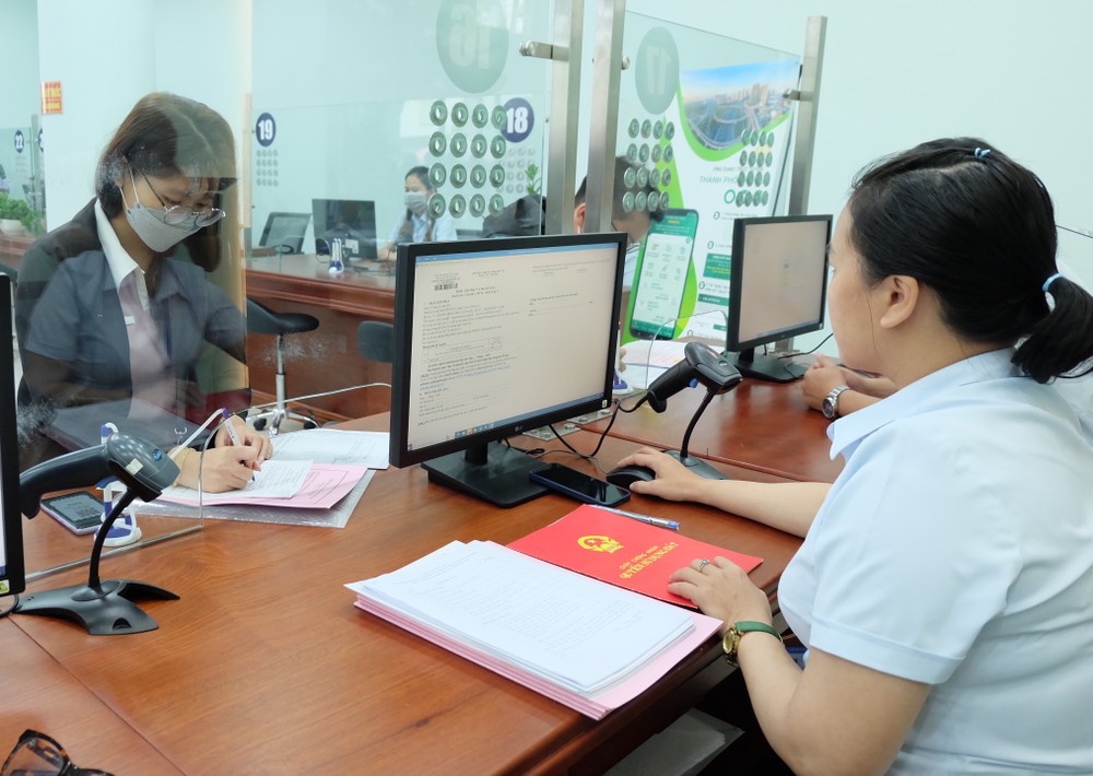 Công chức TP Thủ Đức (TPHCM) tiếp nhận và giải quyết thủ tục hành chính của người dân DSCF9527.JPG