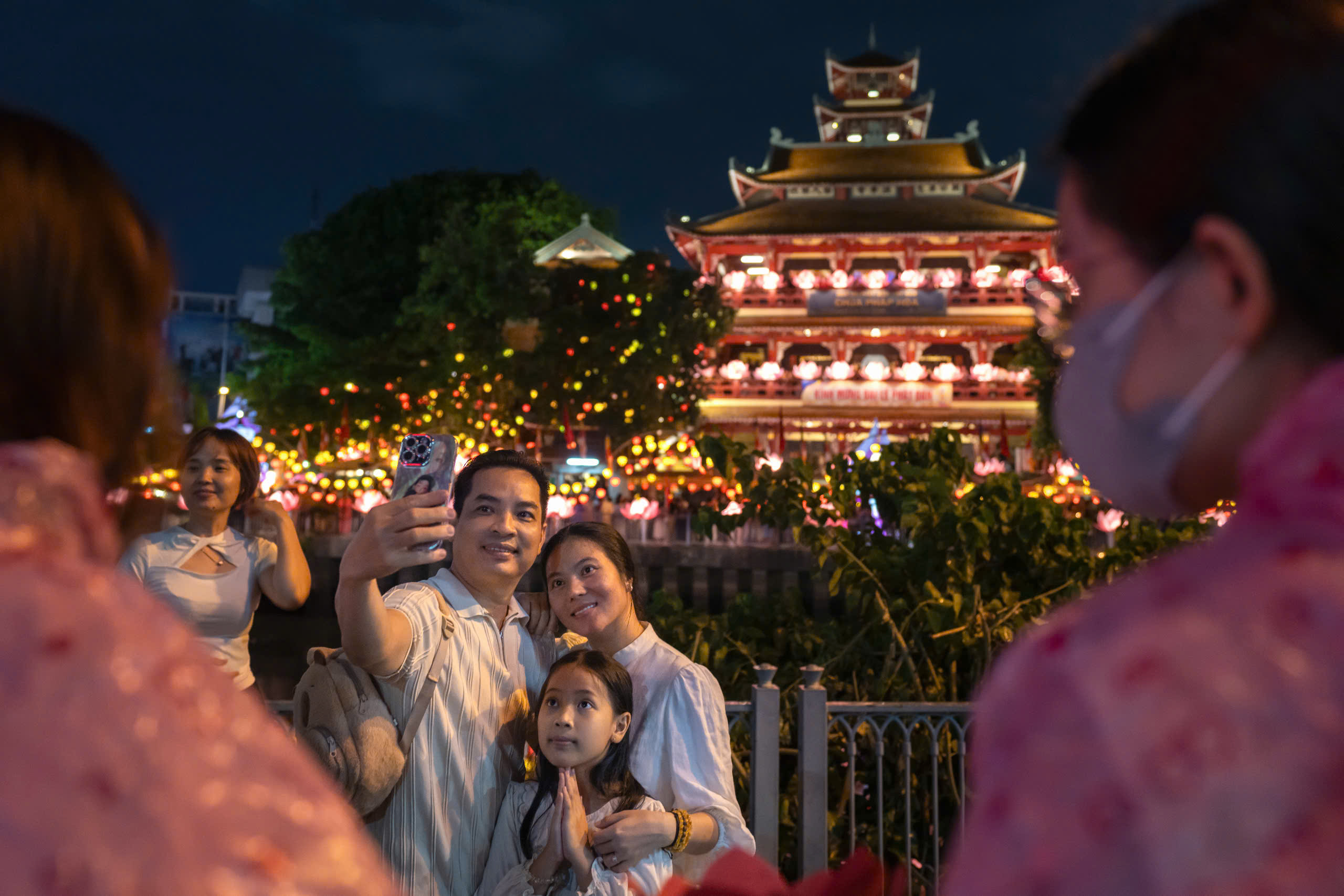 Hàng nghìn người dân, phật tử đổ về chùa Pháp Hoa thả hoa đăng mừng lễ Phật đản