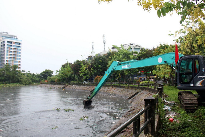 Các nhà thầu thi công nạo nét rạch Xuyên Tâm, đoạn phía trước Trường Đại học Văn Lang. (Ảnh: Tiến Lực/TTXVN) rach-xuyen-tam-1.jpg