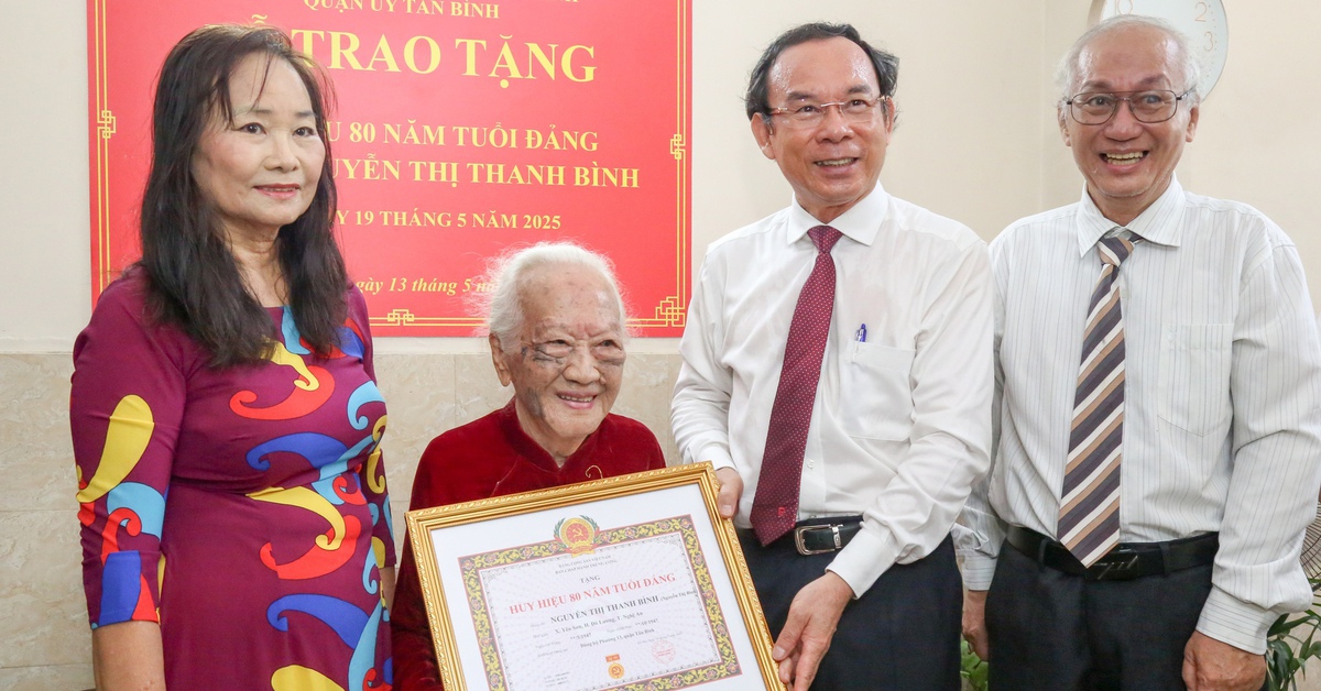 Bí thư TP.HCM Nguyễn Văn Nên trao Huy hiệu 80 năm tuổi Đảng cho cụ Nguyễn Thị Thanh Bình
