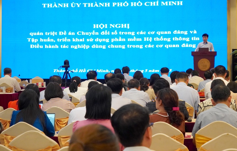 Phó Cục trưởng Cục Chuyển đổi số - Cơ yếu, Văn phòng Trung ương Đảng Đào Văn Thành phổ biến các nội dung cốt lõi, trọng tâm của Đề án Chuyển đổi số trong các cơ quan Đảng. Ảnh: PHƯƠNG UYÊN 11.JPG