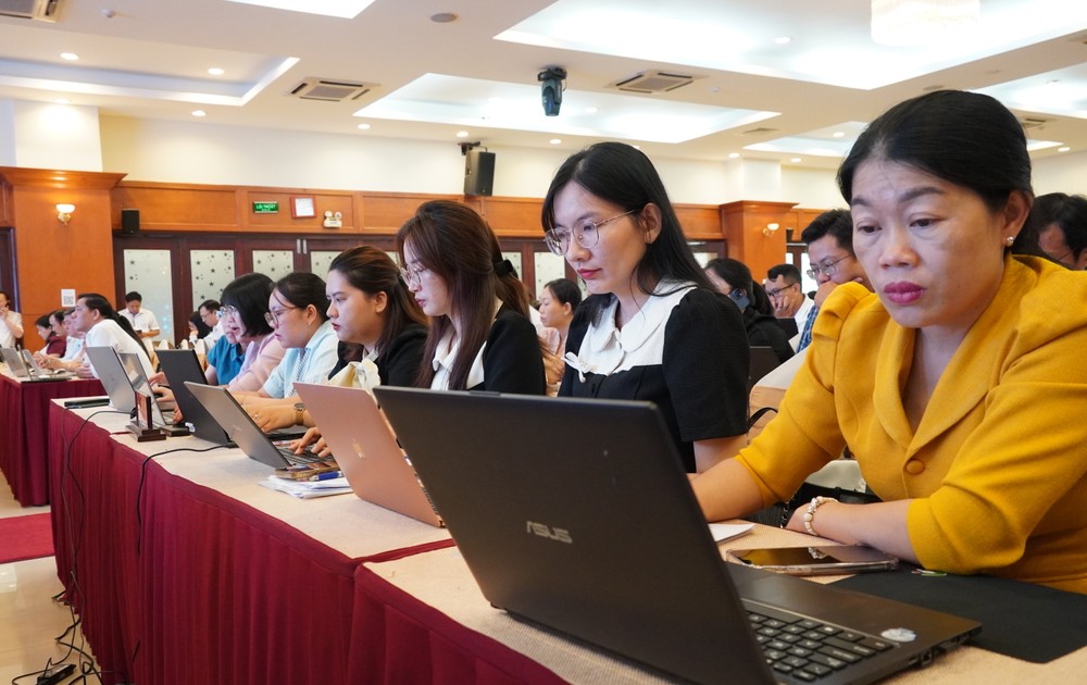 Cán bộ, công chức thao tác các chức năng của phần mềm Hệ thống thông tin Điều hành tác nghiệp. Ảnh: PHƯƠNG UYÊN 13.JPG