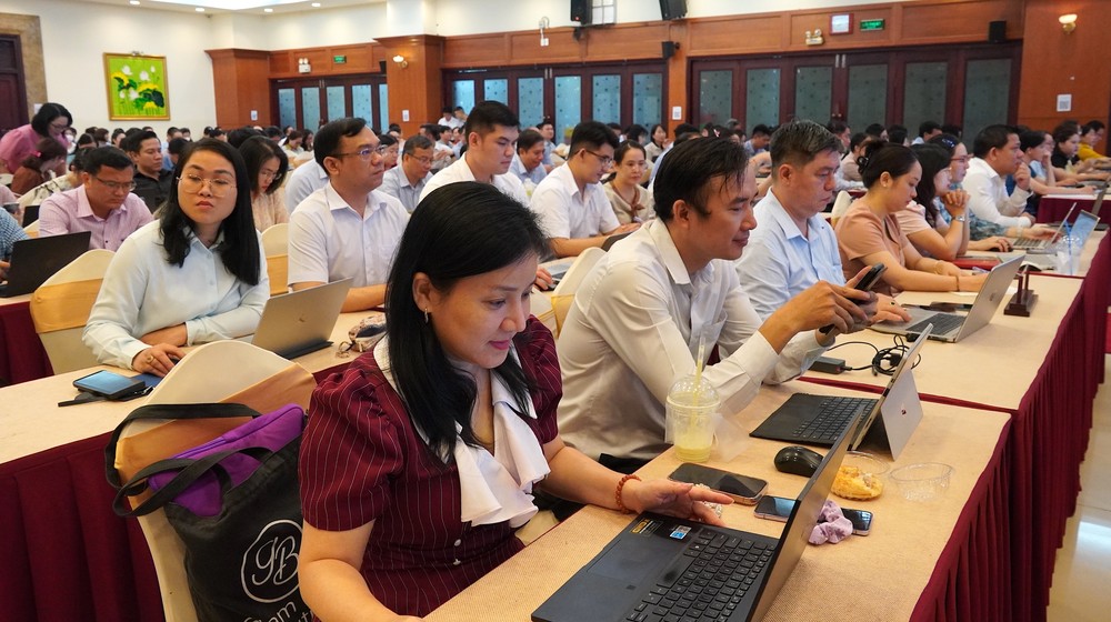 Cán bộ, công chức thao tác các chức năng của phần mềm Hệ thống thông tin Điều hành tác nghiệp. Ảnh: PHƯƠNG UYÊN 6HH04231.JPG