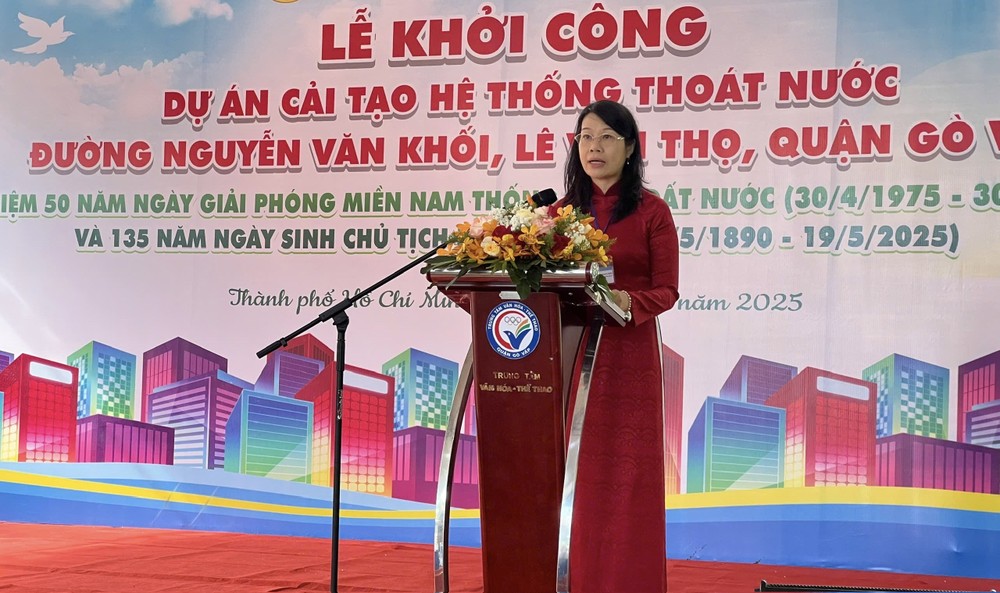 Bà Nguyễn Thị Đoan Trang, Phó Chủ tịch UBND quận Gò Vấp phát biểu tại lễ khởi công. Ảnh: HT cải tạo hệ thống thoát nước bà Trang.jpg