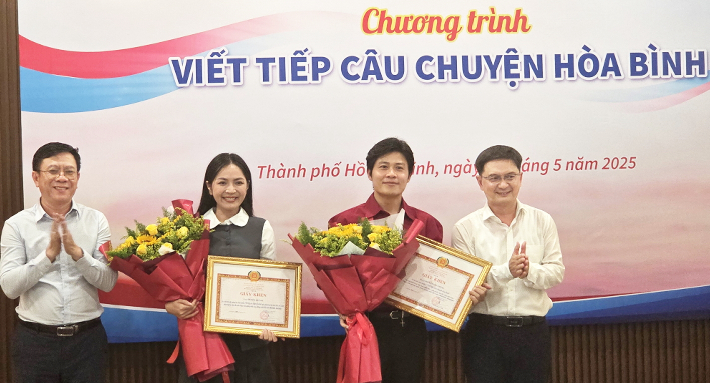 Ca sĩ Duyên Quỳnh và nhạc sĩ Nguyễn Văn Chung được Ban Tuyên giáo và Dân vận Thành ủy TPHCM tặng giấy khen biểu dương về việc sáng tác và quảng bá ca khúc Viết tiếp câu chuyện hòa bình - ẢNH: NGỌC TUYẾT