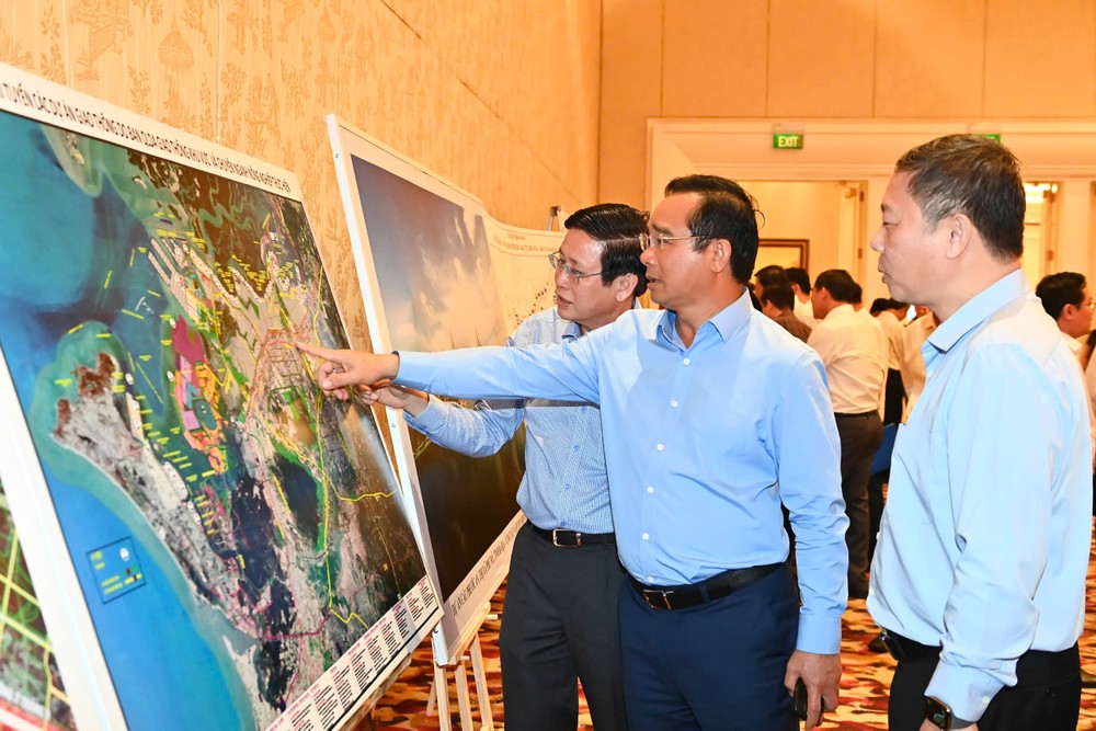 Chủ tịch UBND TPHCM Nguyễn Văn Được trao đổi với các đại biểu. Ảnh: VIỆT DŨNG 3b9bd3306a57df098646.jpg