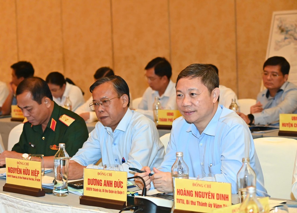 Các đồng chí Ủy viên Ban Thường vụ Thành ủy TPHCM dự hội nghị. Ảnh: VIỆT DŨNG 839b98a3e4c5519b08d4.jpg