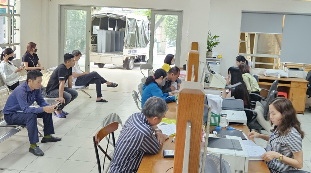 고밥구 1구 인민위원회에서 행정절차를 밟는 사람들