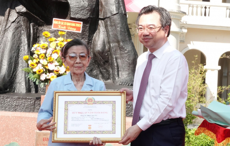 Đảng ủy các cơ quan Đảng TPHCM trao huy hiệu Đảng, tri ân những cống hiến bền bỉ