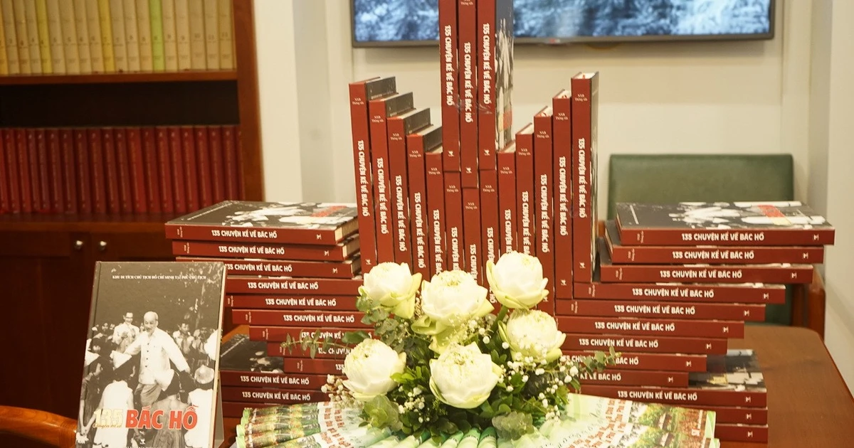 Ra mắt cuốn sách “135 chuyện kể về Bác Hồ” và phòng trưng bày sách về Bác