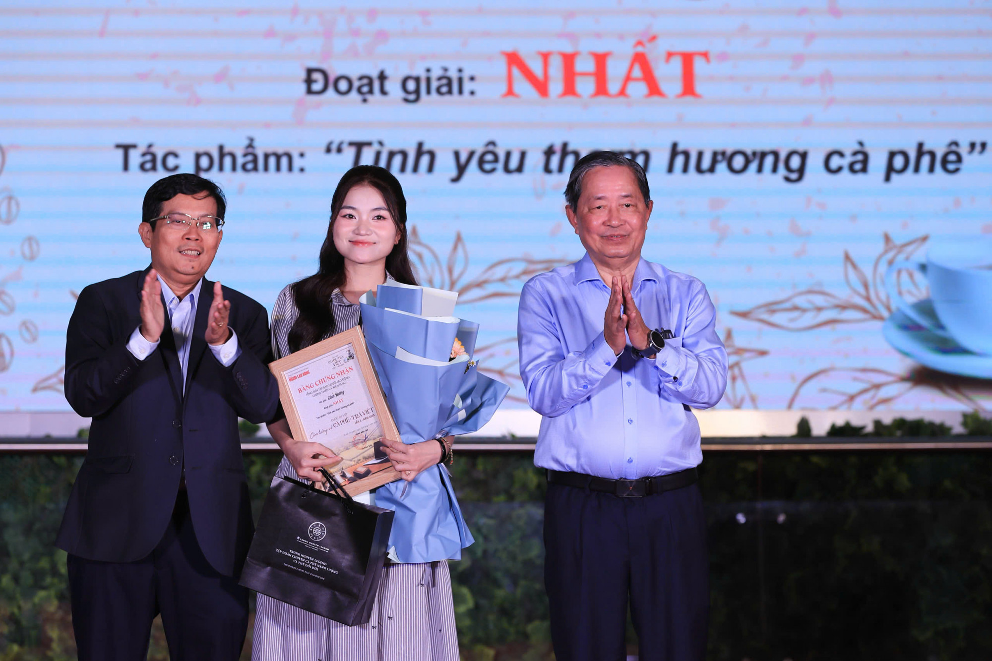 Ban tổ chức trao giải nhất cho tác giả tham gia cuộc thi viết “Cảm tưởng về cà phê, trà Việt” hộGiải Nhất (5.000.000 đồng): tác giả Đặng Thị Phương (bút danh Cảnh Dương, Đà Nẵng), với tác phẩm “Tình yêu thơm hương cà phê”.
