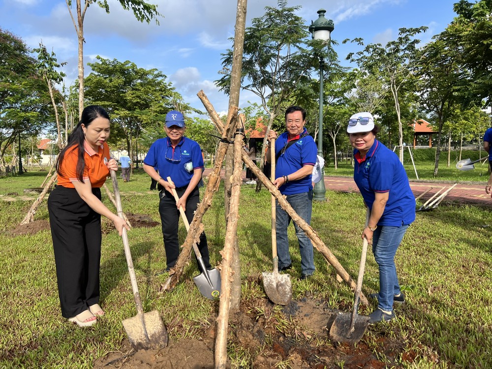 Bà Vũ Thị Huỳnh Mai, Chủ nhiệm Ủy ban về người Việt Nam ở nước ngoài TP.HCM (bìa trái), cùng kiều bào tham gia trồng cây Ảnh: PHƯƠNG ĐẶNG tham-gia-trong-cay-1.jpg Kiều bào TP.HCM cùng tham gia trồng cây dịp 135 năm ngày sinh Bác Hồ