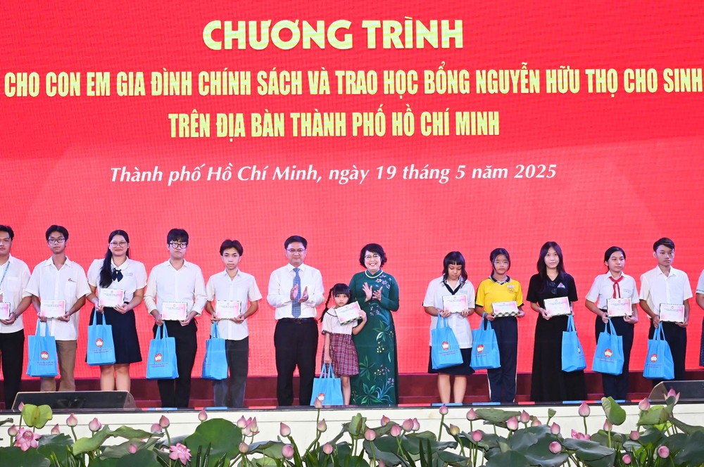 Phó Chủ tịch Ủy ban Trung ương MTTQ Việt Nam Tô Thị Bích Châu, Trưởng Ban Tuyên giáo và Dân vận Thành ủy TPHCM Nguyễn Mạnh Cường trao quà đến các em thuộc diện gia đình chính sách. Ảnh: VIỆT DŨNG 58c300d3fbfc4ea217ed.jpg