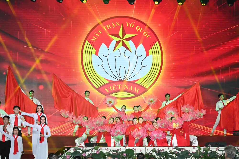 Chương trình văn nghệ trong buổi lễ. Ảnh: VIỆT DŨNG ec3f081df332466c1f23.jpg