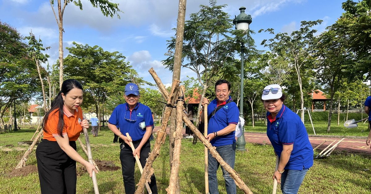 Kiều bào TP.HCM tham gia trồng cây dịp 135 năm ngày sinh Bác Hồ