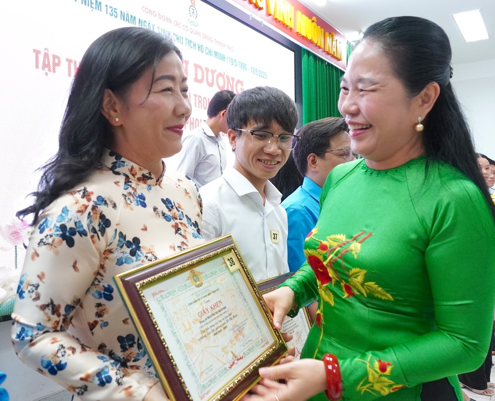 Phó Bí thư Đảng ủy các cơ quan Đảng TPHCM Lê Thị Hồng Nga tặng giấy khen cá nhân điển hình trong học và làm theo Bác đến Phó Trưởng Ban Tuyên giáo và Dân vận Nguyễn Thị Bạch Mai 1.JPG