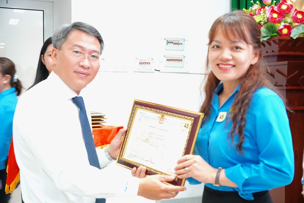 PGS-TS Nguyễn Tấn Phát tặng giấy khen đến cá nhân điển hình học và làm theo Bác 6.JPG