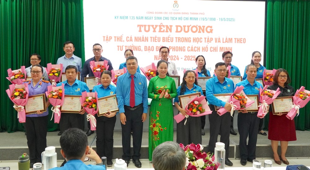 Các tập thể được tuyên dương điển hình học và làm theo Bác 7.JPG