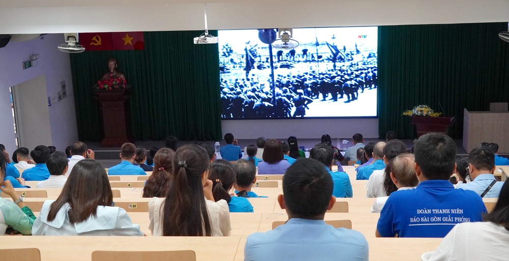 Các đại biểu đã theo dõi phim tư liệu “Bác Hồ của chúng ta” 8.JPG
