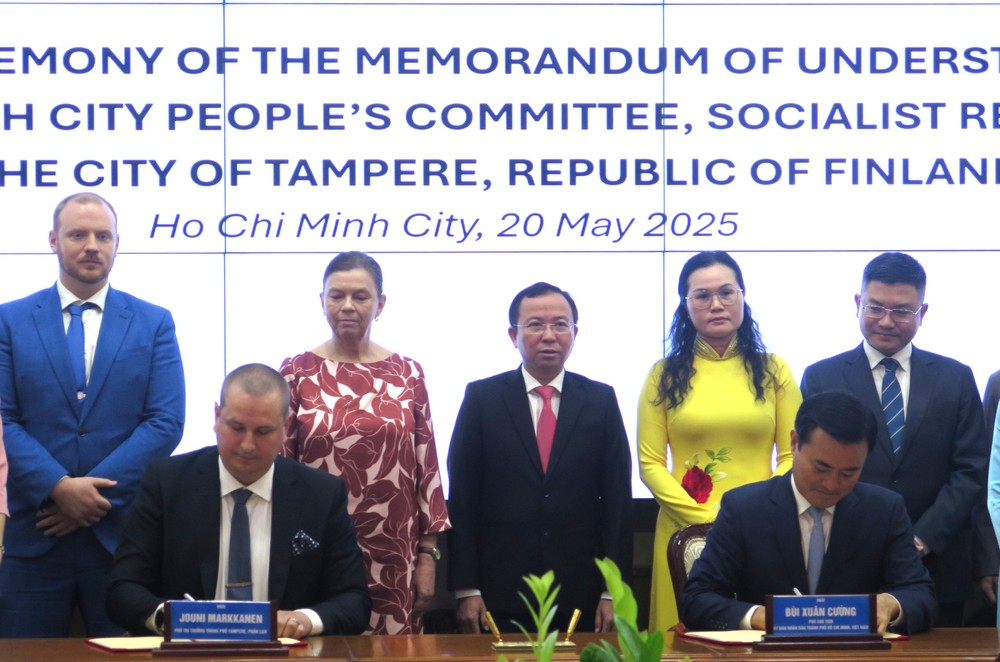 Vice Chairman of the Ho Chi Minh City People's Committee Bui Xuan Cuong and Deputy Mayor of Tampere City signed a Memorandum of Understanding on cooperation between the Ho Chi Minh City People's Committee and the Tampere City government. Photo: THUY VU Ảnh 1.JPG