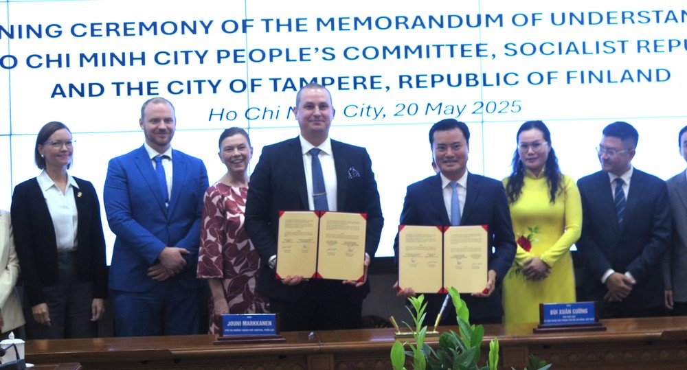 Vice Chairman of Ho Chi Minh City People's Committee Bui Xuan Cuong and Deputy Mayor of Tampere City exchanged and signed the signed Memorandum of Understanding. Photo: THUY VU Ảnh 2.JPG