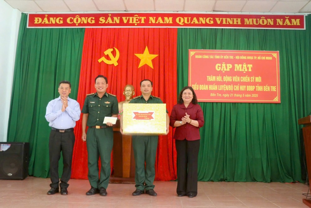 Phó Chủ tịch UBND TPHCM Nguyễn Văn Dũng và Bí thư Tỉnh ủy Bến Tre Hồ Thị Hoàng Yến trao quà đến đơn vị IMG_20250521_181220.jpg