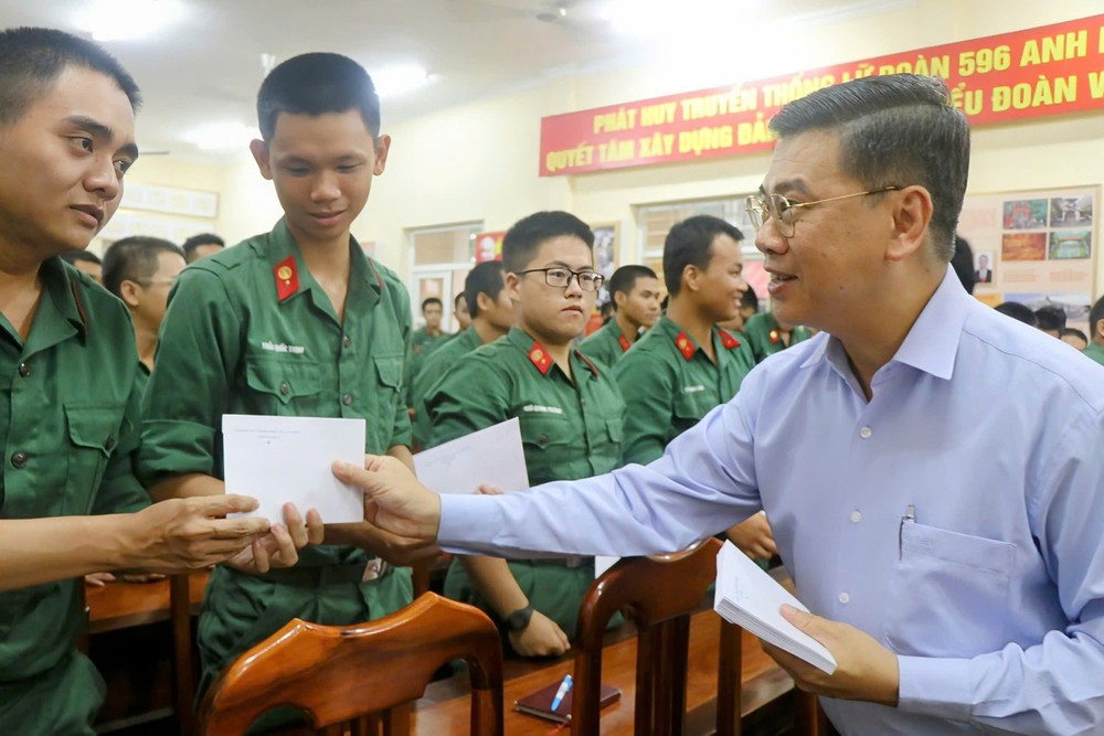Đồng chí Nguyễn Văn Dũng trao quà đến các chiến sĩ IMG_20250521_181234.jpg