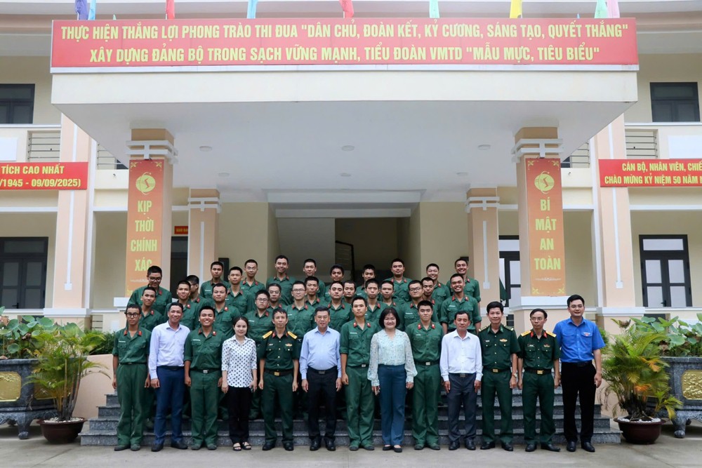 Đoàn công tác chụp hình lưu niệm cùng cán bộ, chiến sĩ IMG_20250521_181236.jpg