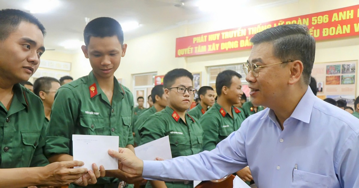Lãnh đạo TPHCM thăm, động viên chiến sĩ mới nhập ngũ năm 2025