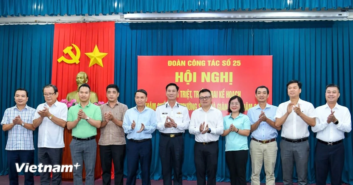 Đoàn công tác báo chí đi thăm Trường Sa và Nhà giàn DK1