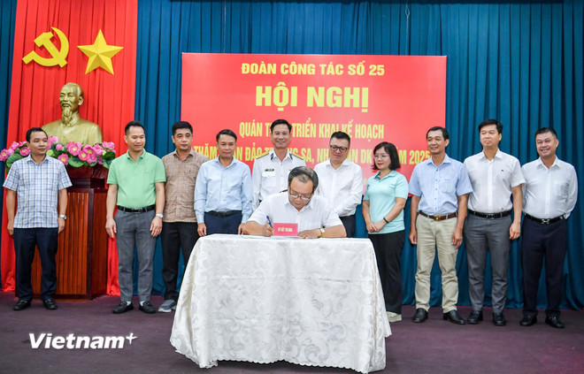 Các đại biểu chứng kiến lễ ký kết thi đua giữa các tổ công tác. (Ảnh: Thành Đạt/Vietnam+) vnp-doan-cong-tac-25-truong-sa-2205-3.jpg