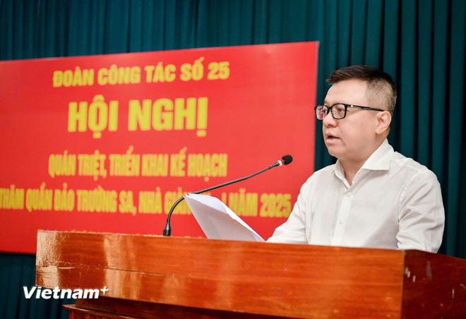 Ông Lê Quốc Minh, Ủy viên Trung ương Đảng, Tổng Biên tập Báo Nhân Dân, Phó Trưởng Ban Tuyên giáo và Dân vận Trung ương, Chủ tịch Hội Nhà báo Việt Nam phát biểu tại hội nghị. (Ảnh: Thành Đạt/Vietnam+) vnp-doan-cong-tac-25-truong-sa-2205-2.jpg