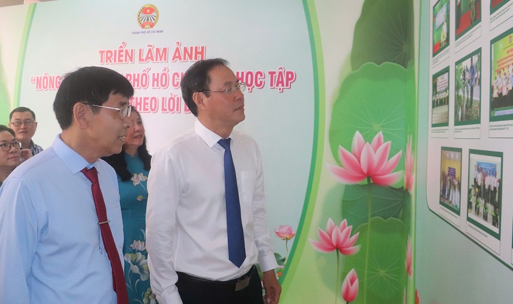 Đại biểu tham dự chương trình tham quan triển lãm ảnh z6627045110656_c69779822d28c3be6848dd150a6601cd.jpg