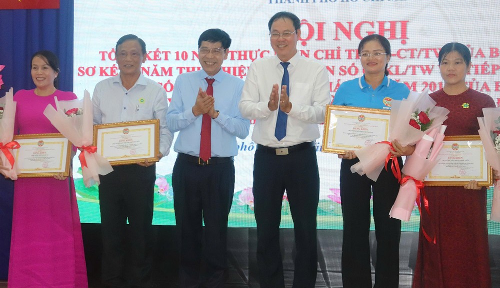 Phó Chủ tịch Thường trực Ủy ban MTTQ Việt Nam TPHCM Nguyễn Thành Trung và Chủ tịch Hội Nông dân TPHCM Lê Minh Dũng trao bằng khen đến các tập thể z6627045112691_4c71ba404f739864649e4785c6fbd137.jpg