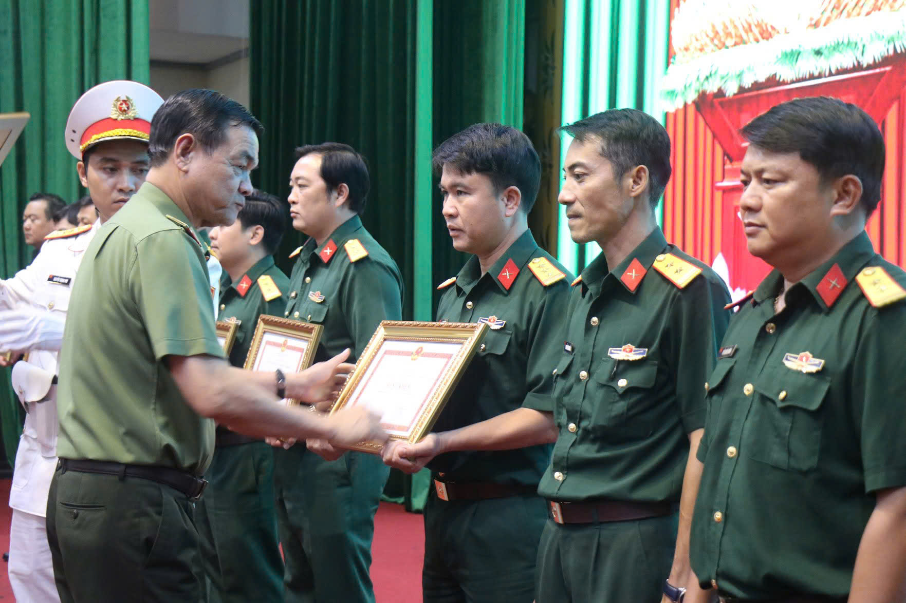 trao thưởng 2