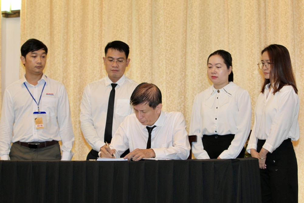 Ghi sổ tang, Phó Tổng Biên tập Phụ trách Báo Sài Gòn Giải Phóng bày tỏ vô cùng thương tiếc đồng chí Trần Đức Lương. Ảnh: DŨNG PHƯƠNG 14.jpg