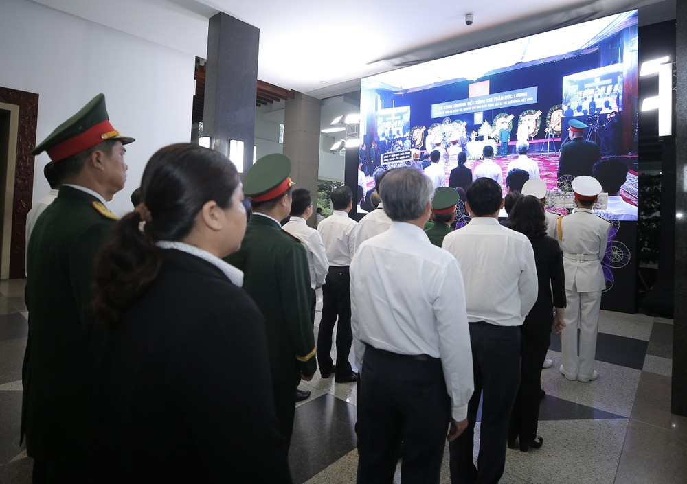 Đại biểu chờ vào viếng nguyên Chủ tịch nước Trần Đức Lương. Ảnh: DŨNG PHƯƠNG 2.jpg
