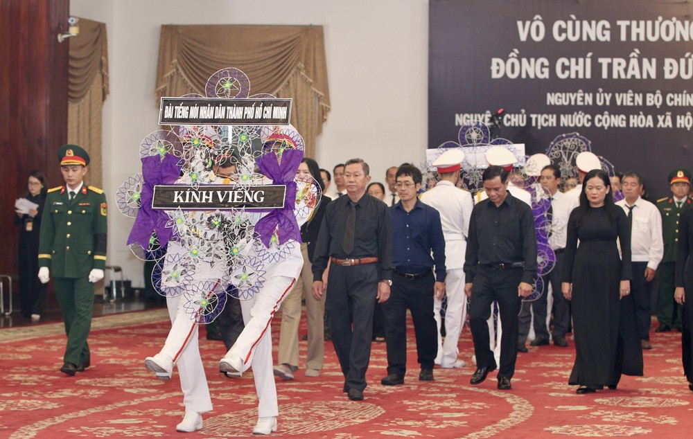 Đoàn Đài tiếng nói Nhân dân TPHCM viếng đồng chí Trần Đức Lương. Ảnh: DŨNG PHƯƠNG 4.jpg