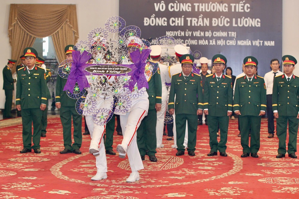 Đoàn Đảng ủy, Ban Chỉ huy Quân sự quận Tân Bình viếng đồng chí Trần Đức Lương. Ảnh: DŨNG PHƯƠNG Đảng uỷ , ban chỉ huy quân sự quận Tân Bình 3.jpg