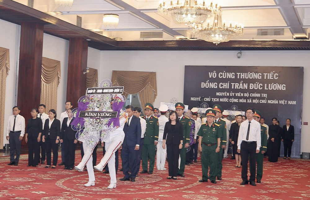 Đoàn quận 12 viếng đồng chí Trần Đức Lương. Ảnh: DŨNG PHƯƠNG z6634443360963_672fb5115e7b33dc74b43a49c1d5b6f8.jpg