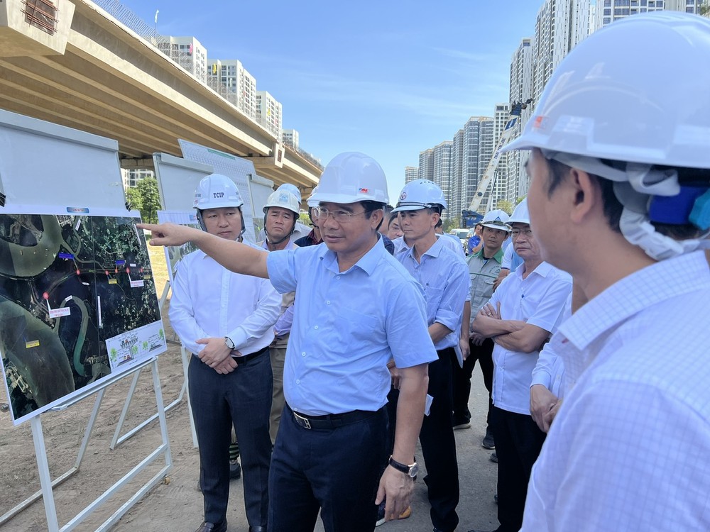 Chủ tịch UBND TPHCM Nguyễn Văn Được kiểm tra tiến độ thi công dự án đường Vành đai 3, TP Thủ Đức. 4h1.jpg
