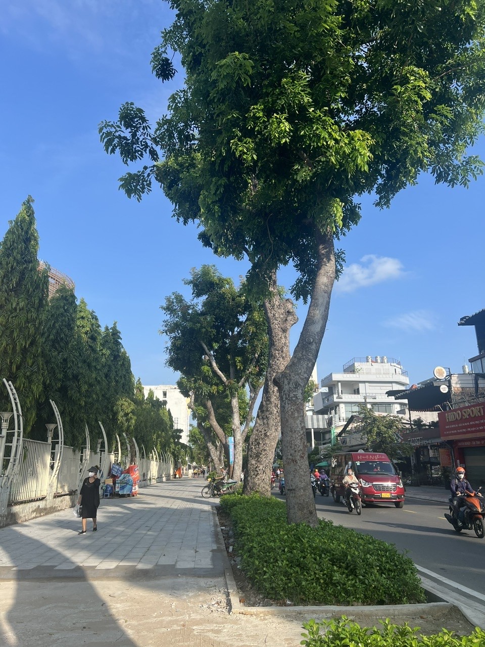 Vỉa hè các tuyến đường Lê Đại Hành, Nguyễn Thị Nhỏ và Lữ Gia hoàn thành đưa vào phục vụ người dân. Ảnh: QUỐC HÙNG 27b.jpg