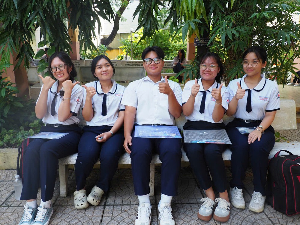 ក្រុមសិស្សថ្នាក់ទី១២A២មានទំនុកចិត្តនិងសុខស្រួលមុនពេលចូលបន្ទប់ប្រឡង។ 1f2a2a93840d3153681c.jpg