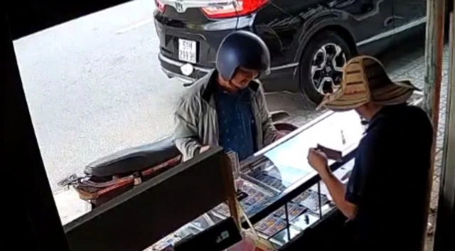 TP.HCM: Xác minh vụ người lừa đảo đổi vé số giả ở Thủ Đức - Ảnh 1.